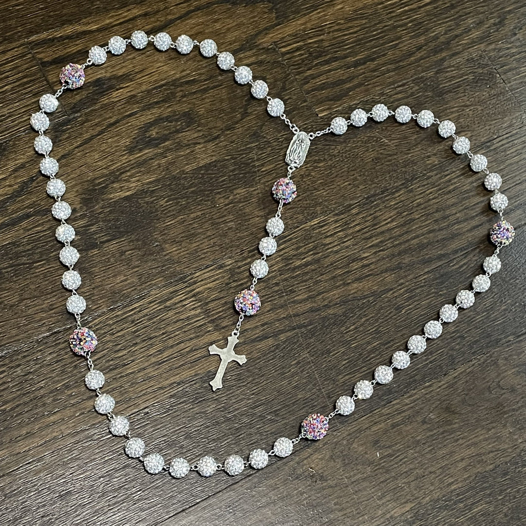 Christianartworkshop Nostra Signora di Guadalupe e Crocifisso di Rosario con catena in lega di strass bianchi rotondi da 10 mm - image 2