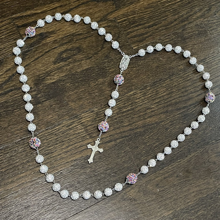 Christianartworkshop Nostra Signora di Guadalupe e Crocifisso di Rosario con catena in lega di strass bianchi rotondi da 10 mm - image 2