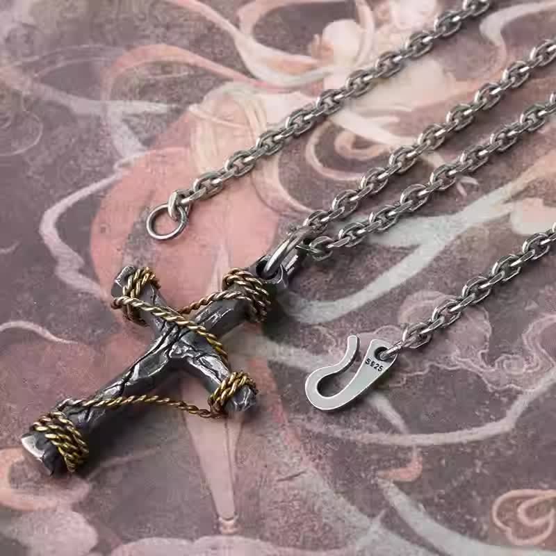 Christianartworkshop Squisita collana con croce forgiata in argento sterling 925 e corda in ottone - Argento Sterling 925 (pendente e catena) - image 1