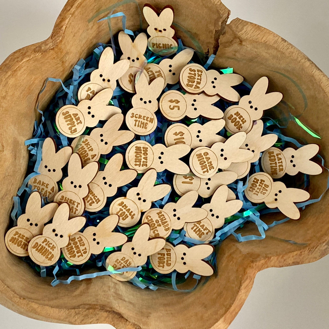 Christianartworkshop Riempitore per uova di Pasqua - Gettoni per riempire le uova di Pasqua a forma di coniglietto incisi con attività - image 1