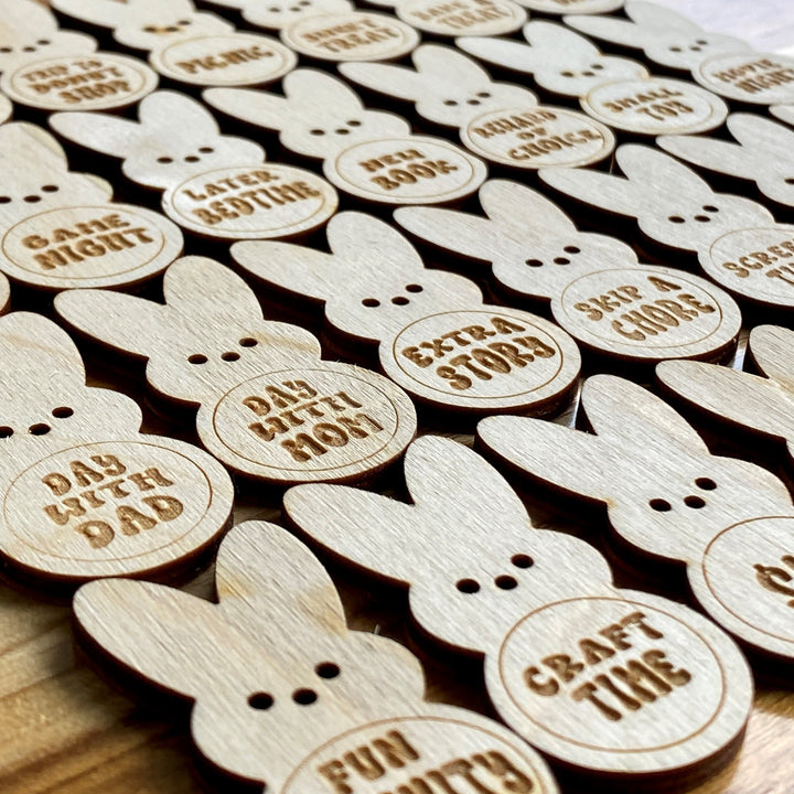 Christianartworkshop Riempitore per uova di Pasqua - Gettoni per riempire le uova di Pasqua a forma di coniglietto incisi con attività - image 2