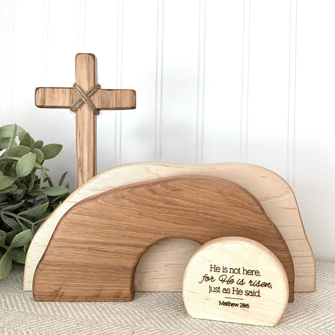 Christianartworkshop È risorto: set di decorazioni pasquali rustiche in legno con versetto biblico da appendere al muro - Decorazione per vassoio a più livelli di Pasqua - image 0