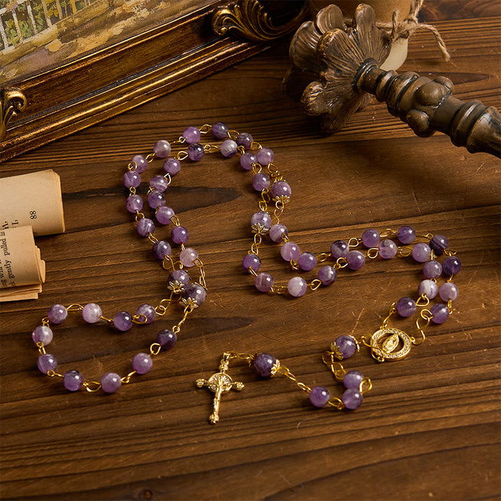 Christianartworkshop Rosario rotondo in cristallo viola da 8 mm con crocifisso e Madonna di Guadalupe - image 3