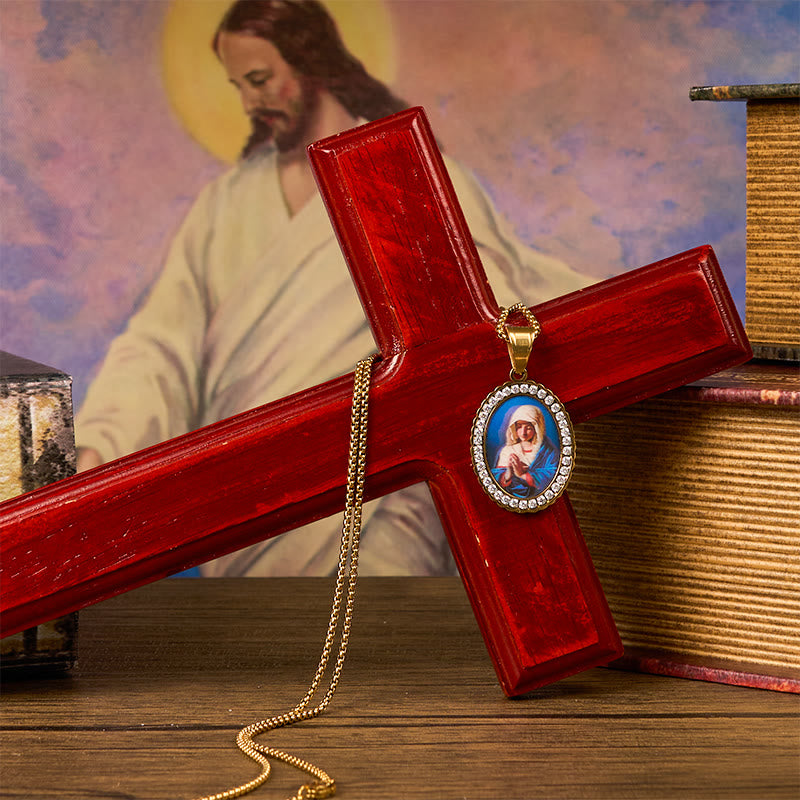 Christianartworkshop La Madonna prega per noi - Collana della Santa Maria in preghiera Un profondo simbolo di devozione - image 1