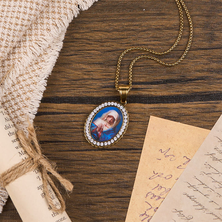 Christianartworkshop La Madonna prega per noi - Collana della Santa Maria in preghiera Un profondo simbolo di devozione - image 3