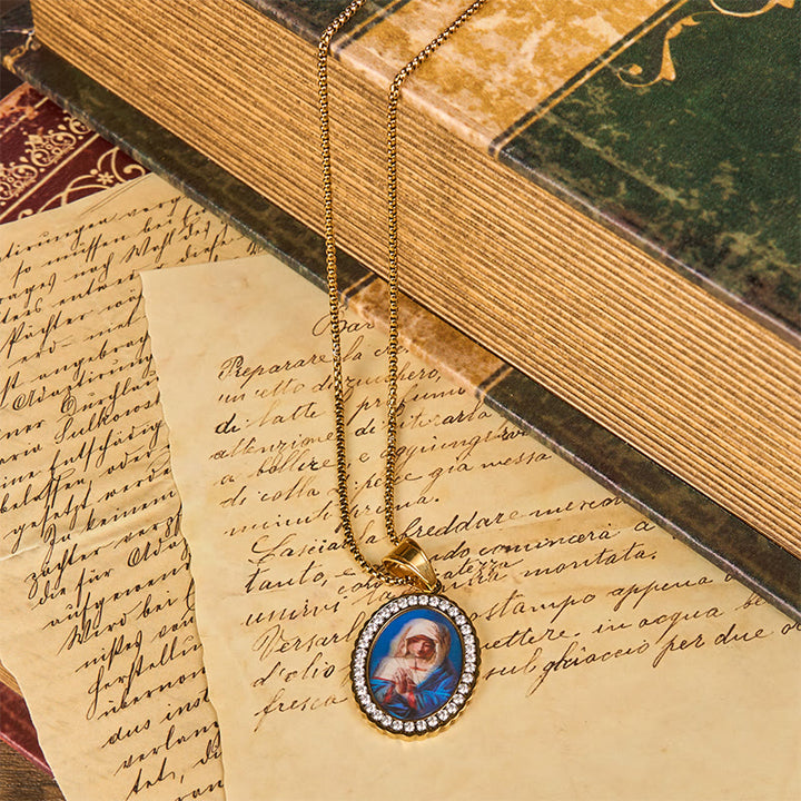 Christianartworkshop La Madonna prega per noi - Collana della Santa Maria in preghiera Un profondo simbolo di devozione - image 5