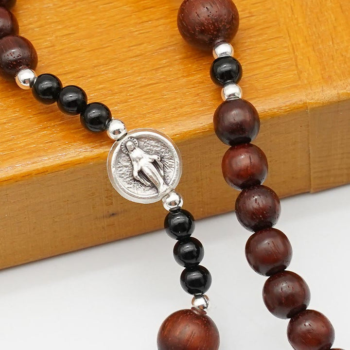 Bracciale elastico a tre cerchi in palissandro da 6 mm con perline del rosario divino di Christianartworkshop - image 6