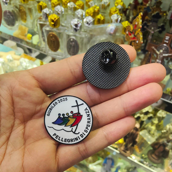 Christianartworkshop Set di 3 distintivi per pellegrini del Giubileo: abbraccia lo spirito del Millennio cristiano - image 1