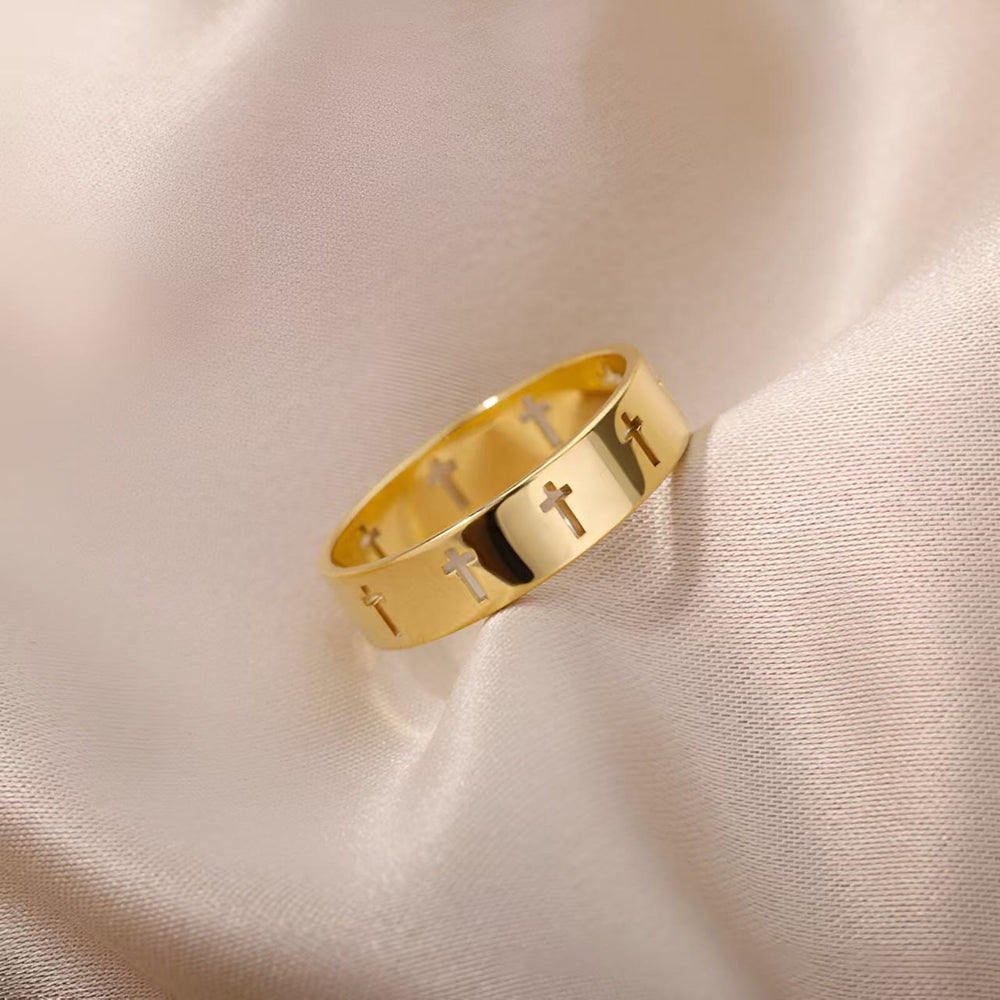 Christianartworkshop Anello con croce in oro divino: un'espressione di devozione semplice ma profonda - image 1