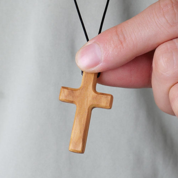 Collana con croce in legno d'ulivo fatta a mano da Christianartworkshop : un simbolo di fede e artigianato - image 2