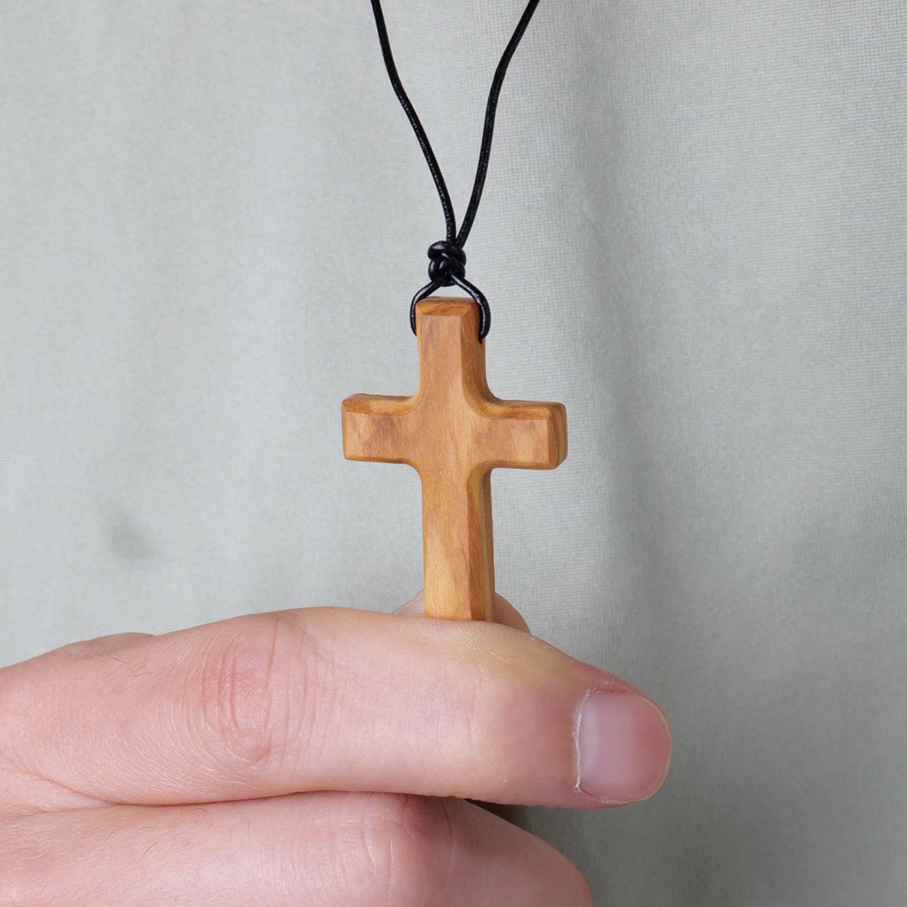 Collana con croce in legno d'ulivo fatta a mano da Christianartworkshop : un simbolo di fede e artigianato - image 3