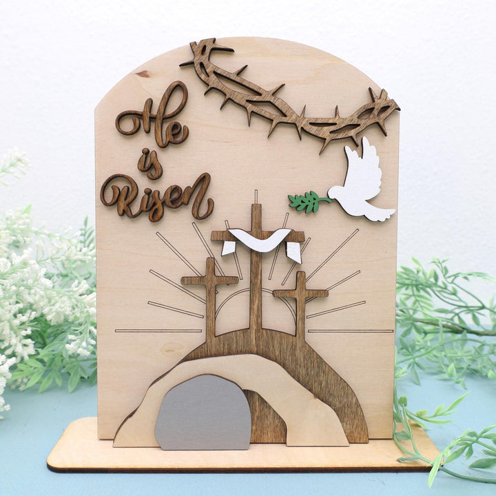 Christianartworkshop "Risen Hope" Set di icone pasquali: espositore decorativo in legno con motivi a croce e tomba - Colore del bosso 1 - image 0