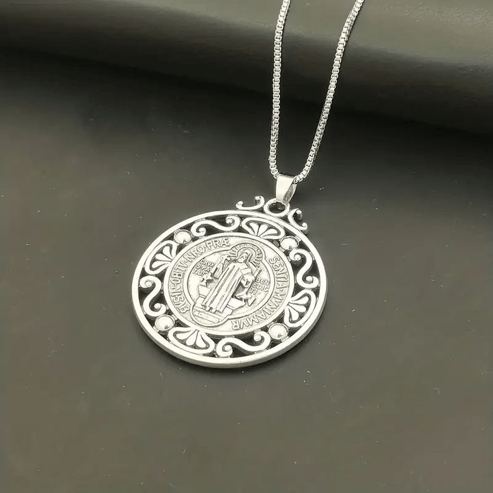 Collana squisitamente realizzata con la medaglia di San Benedetto Christianartworkshop : un simbolo di fede e protezione - image 3