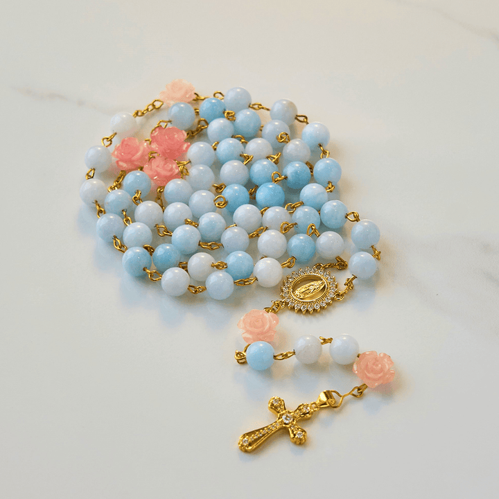 Christianartworkshop Rosario fatto a mano con perle di calcedonio blu acquamarina da 8 mm e crocifisso della Madonna di Guadalupe - image 1