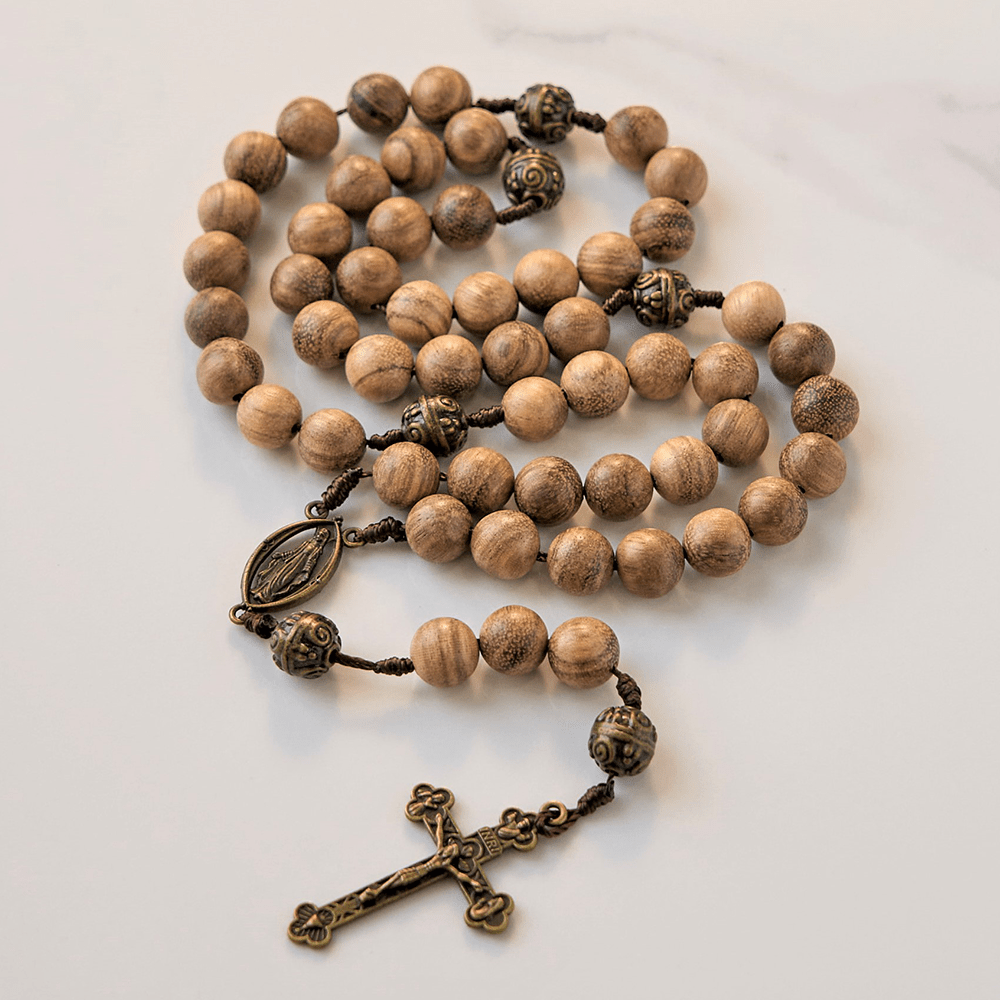 Rosario fatto a mano con perline di nuvola in legno di agar e metallo da 10 mm Christianartworkshop - Una miscela sacra di tradizione e fede - Legno di agar - image 0