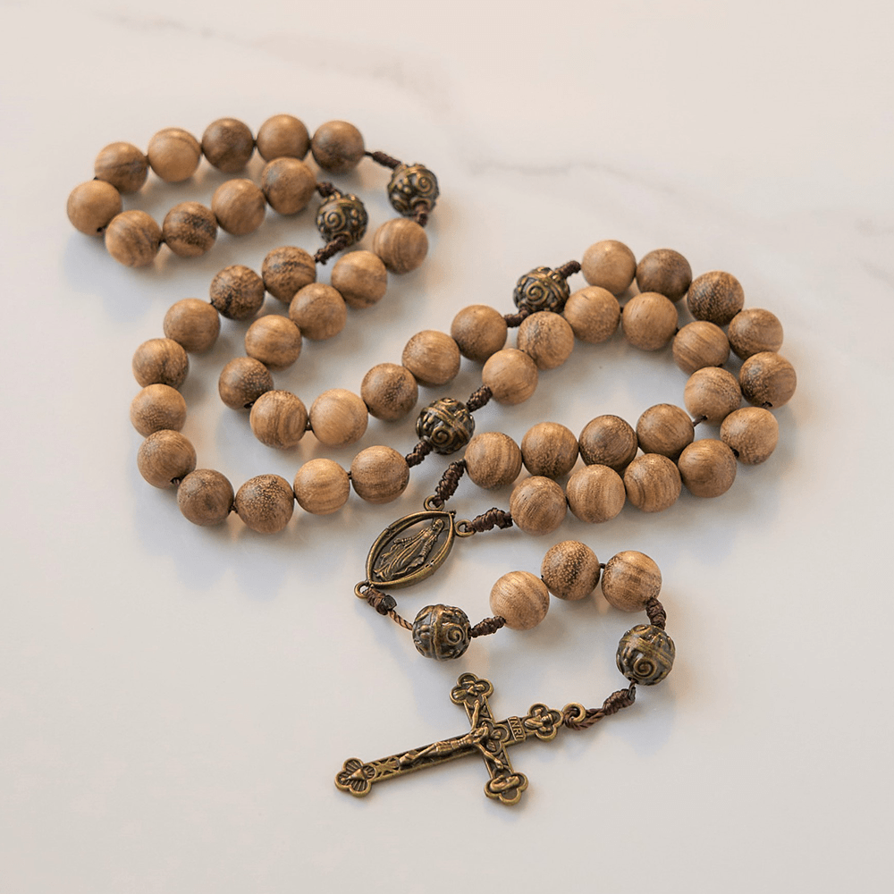 Rosario fatto a mano con perline di nuvola in legno di agar e metallo da 10 mm Christianartworkshop - Una miscela sacra di tradizione e fede - image 9