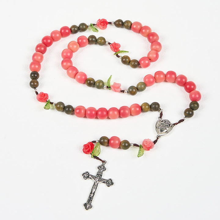 Rosario floreale fatto a mano di Christianartworkshop con perline di sandalo verde e semi di Bodhi rosa pesca – Un omaggio floreale al Sacro Cuore - image 8