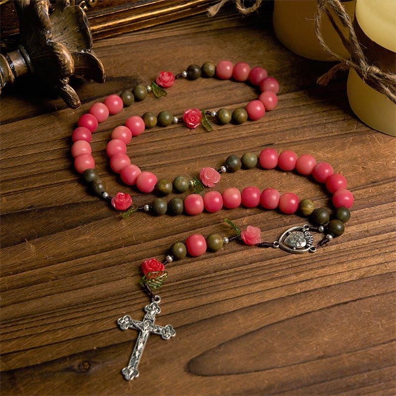 Rosario floreale fatto a mano di Christianartworkshop con perline di sandalo verde e semi di Bodhi rosa pesca – Un omaggio floreale al Sacro Cuore - Rosario floreale - image 0