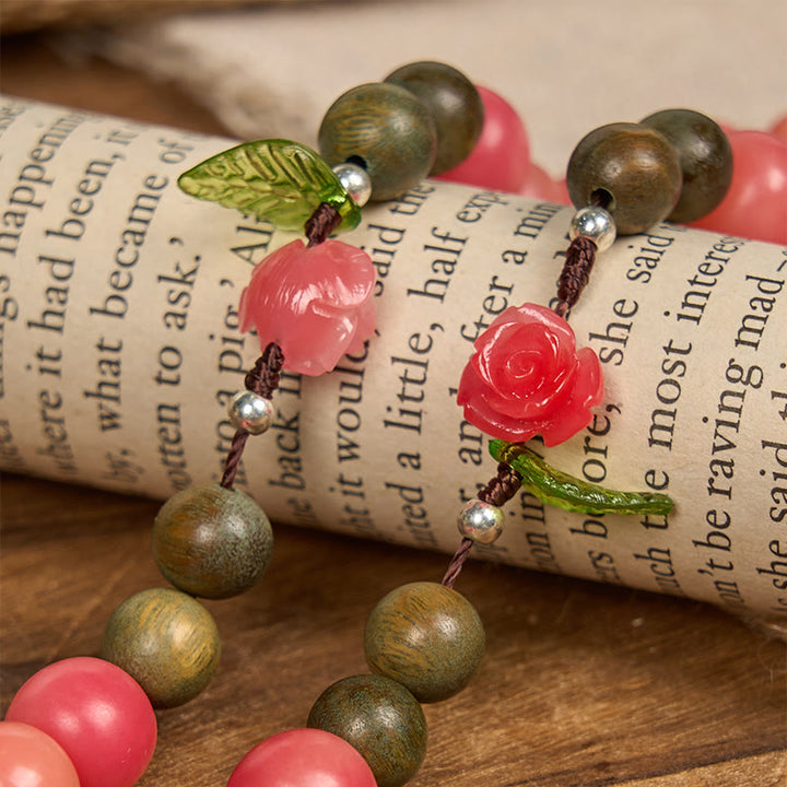 Rosario floreale fatto a mano di Christianartworkshop con perline di sandalo verde e semi di Bodhi rosa pesca – Un omaggio floreale al Sacro Cuore - image 5