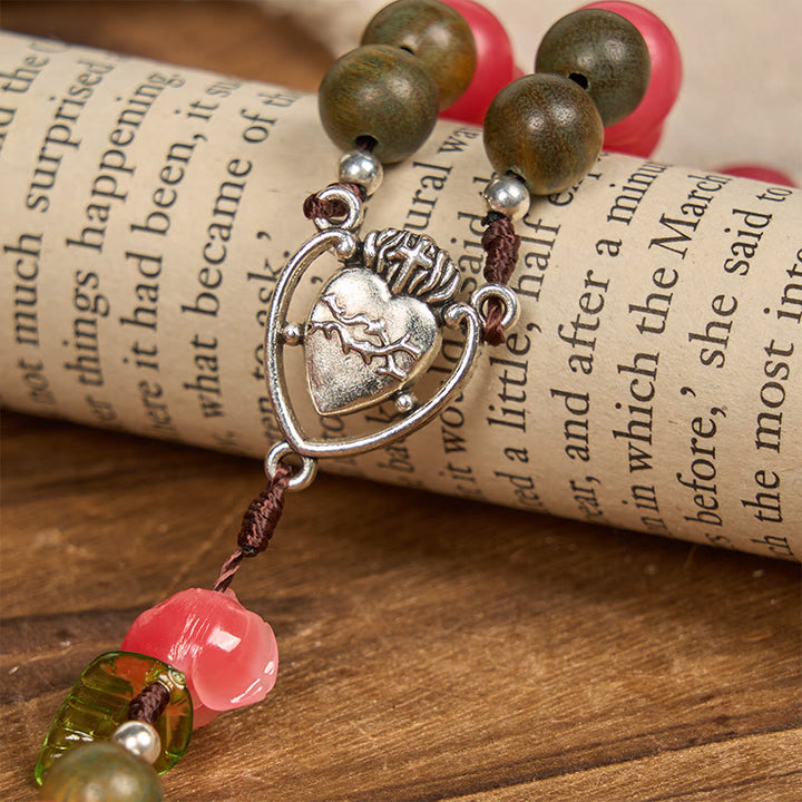 Rosario floreale fatto a mano di Christianartworkshop con perline di sandalo verde e semi di Bodhi rosa pesca – Un omaggio floreale al Sacro Cuore - image 4