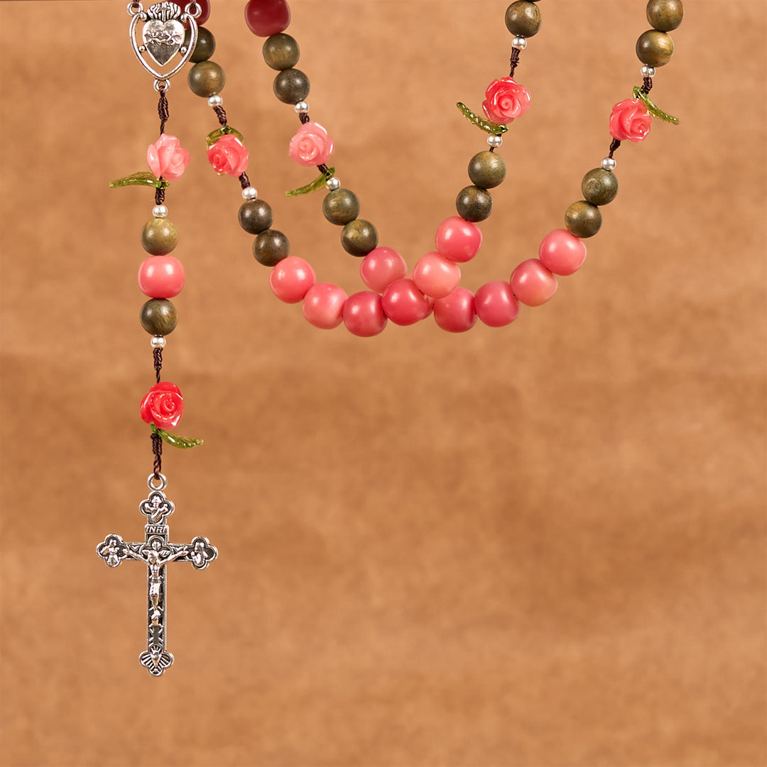 Rosario floreale fatto a mano di Christianartworkshop con perline di sandalo verde e semi di Bodhi rosa pesca – Un omaggio floreale al Sacro Cuore - image 7