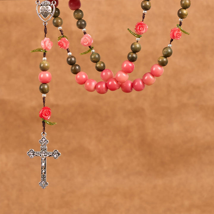 Rosario floreale fatto a mano di Christianartworkshop con perline di sandalo verde e semi di Bodhi rosa pesca – Un omaggio floreale al Sacro Cuore - image 7