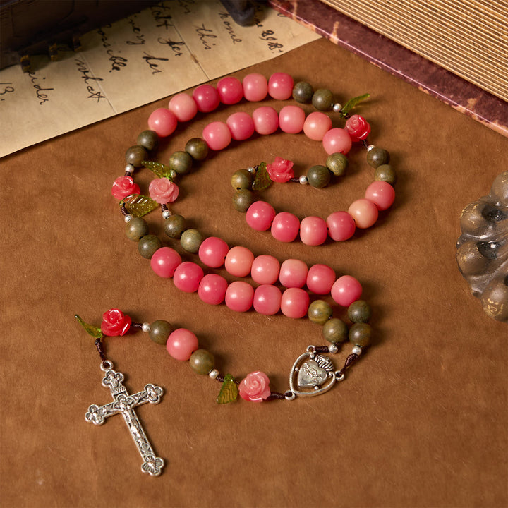 Rosario floreale fatto a mano di Christianartworkshop con perline di sandalo verde e semi di Bodhi rosa pesca – Un omaggio floreale al Sacro Cuore - image 1