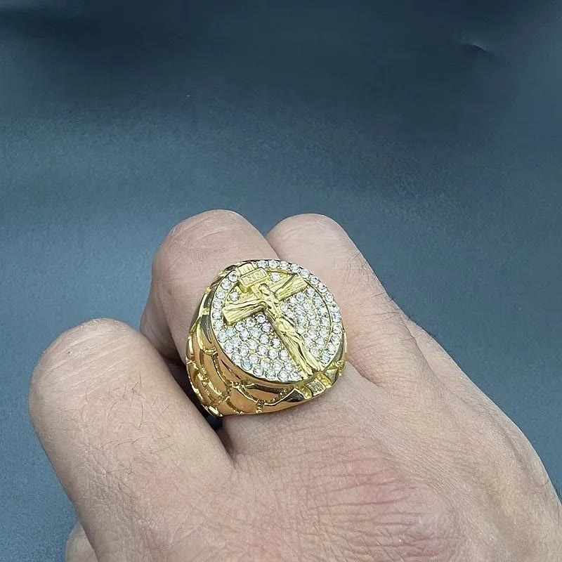 Christianartworkshop Adorna la tua fede: anello con crocifisso con motivo divino dorato - image 3