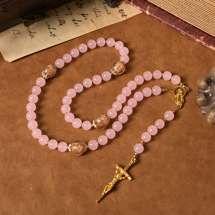 Rosario di preghiera con perline di calcedonio rosa e porcellana, sabbia dorata, realizzato a mano Christianartworkshop. - Calcedonio rosa - image 0