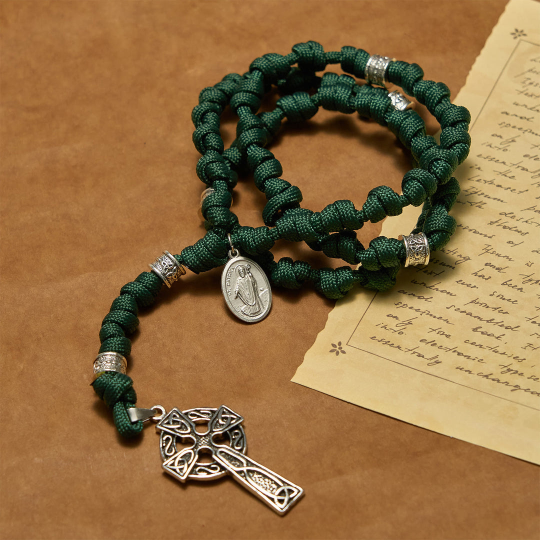 Christianartworkshop FEDE IN PREGHIERA: Rosario annodato in paracord fatto a mano con medaglia di San Patrizio, verde scuro - image 8