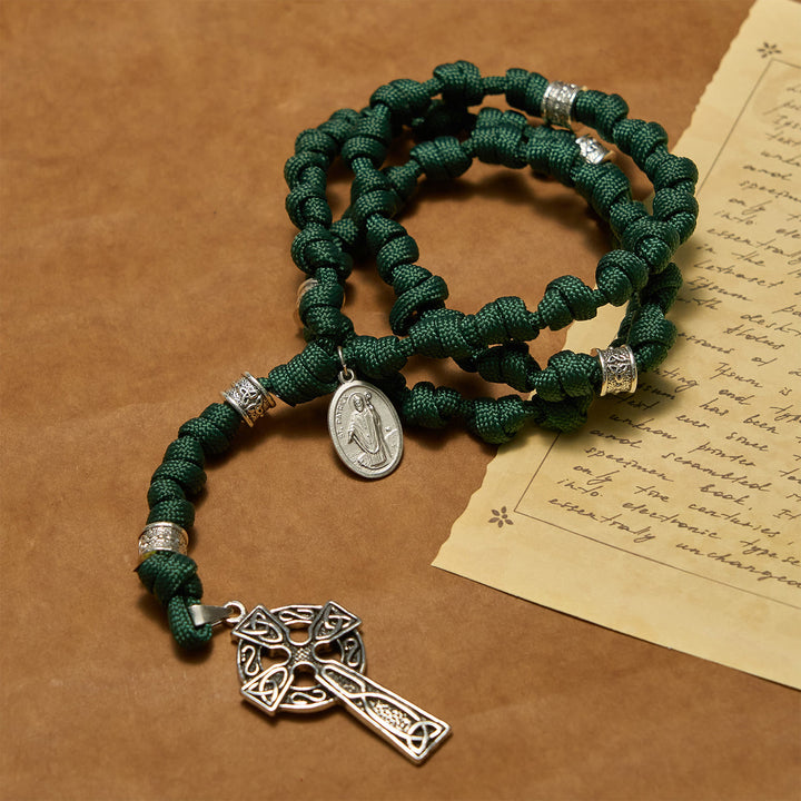 Christianartworkshop FEDE IN PREGHIERA: Rosario annodato in paracord fatto a mano con medaglia di San Patrizio, verde scuro - image 8