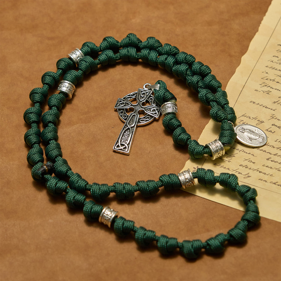 Christianartworkshop Rosario annodato in paracord ispirato alla medaglia di San Patrizio, stile celtico, verde scuro - image 1