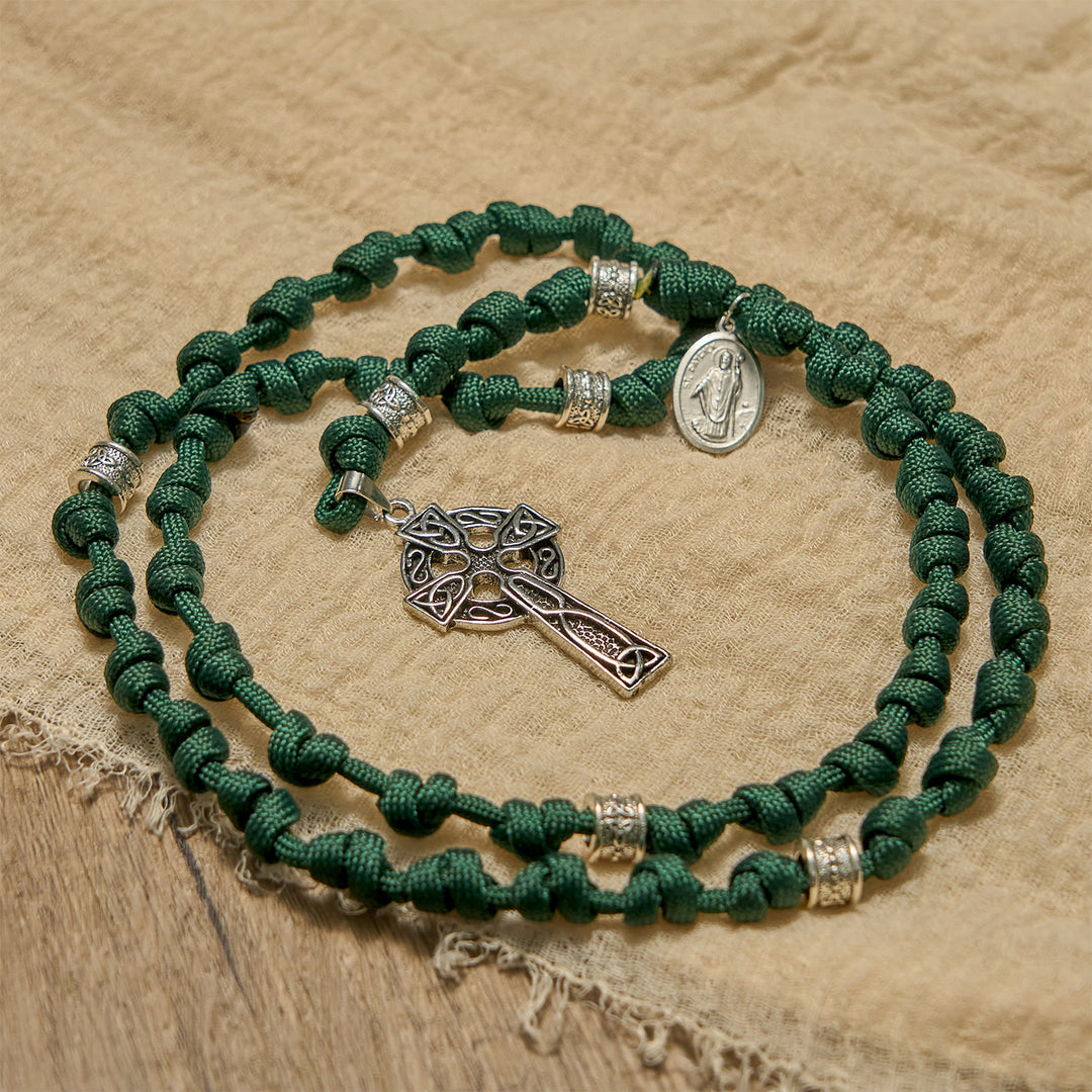 Christianartworkshop FEDE IN PREGHIERA: Rosario annodato in paracord fatto a mano con medaglia di San Patrizio, verde scuro - image 4