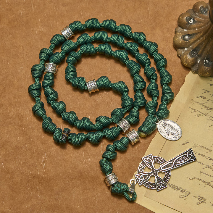 Christianartworkshop FEDE IN PREGHIERA: Rosario annodato in paracord fatto a mano con medaglia di San Patrizio, verde scuro - image 2
