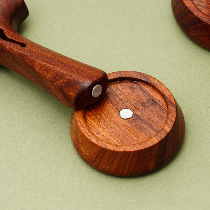 Christianartworkshop Ornamento da tavolo in legno a croce sacra: fusione di un totem di fede - image 4