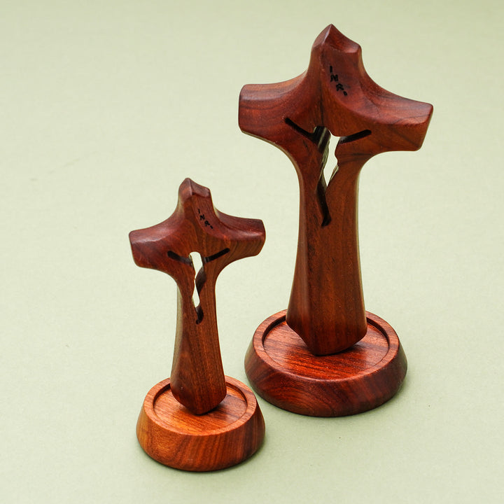 Christianartworkshop Ornamento da tavolo in legno a croce sacra: fusione di un totem di fede - Piccolo - image 0