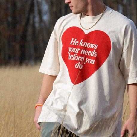 Maglietta "Lui conosce i tuoi bisogni prima di te" di Christianartworkshop - image 3