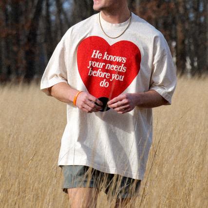 Maglietta "Lui conosce i tuoi bisogni prima di te" di Christianartworkshop - image 1