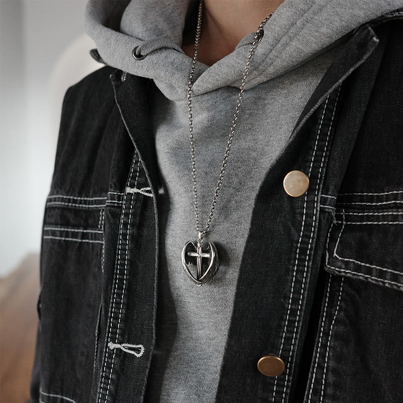 Collana con croce in argento sterling 925 con ali d'angelo Christianartworkshop : incarnazione della fede e della grazia celeste - image 3