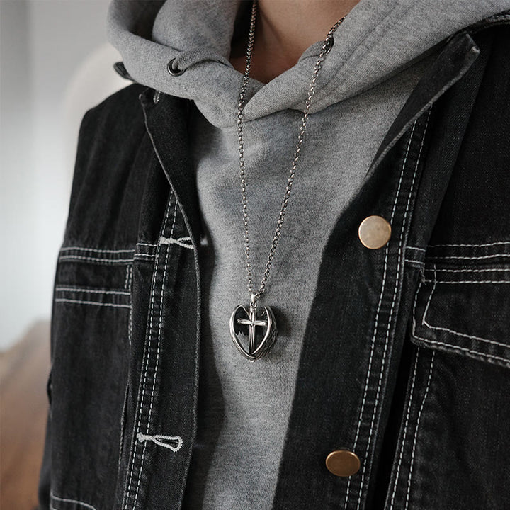 Collana con croce in argento sterling 925 con ali d'angelo Christianartworkshop : incarnazione della fede e della grazia celeste - image 3