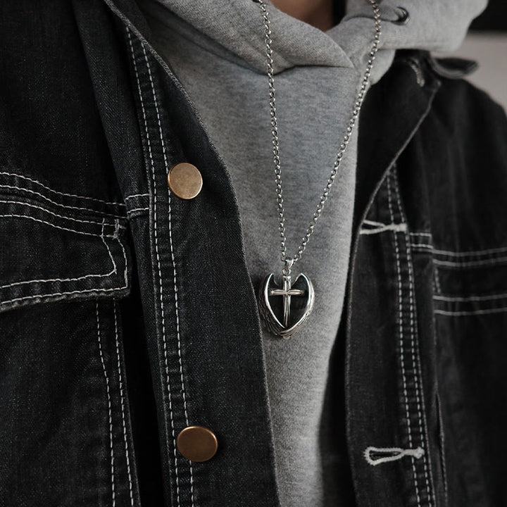 Collana con croce in argento sterling 925 con ali d'angelo Christianartworkshop : incarnazione della fede e della grazia celeste - image 2