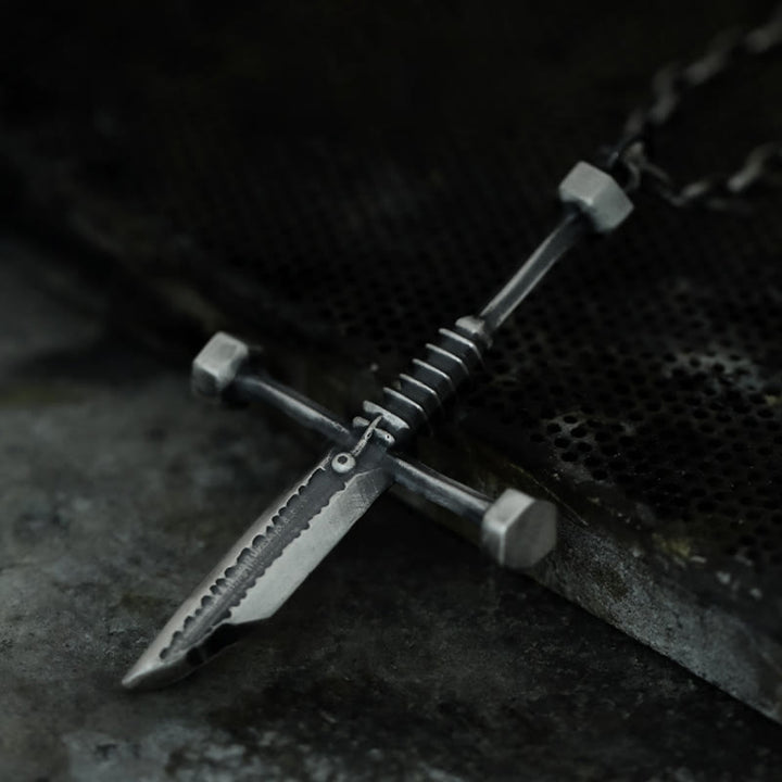 Collana con croce e spada spezzata in argento sterling 999 Christianartworkshop : una dichiarazione audace di resilienza e stile - image 3