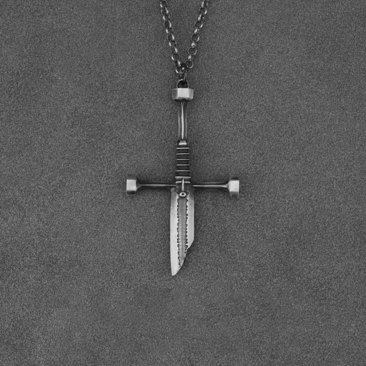 Collana con croce e spada spezzata in argento sterling 999 Christianartworkshop : una dichiarazione audace di resilienza e stile - image 5