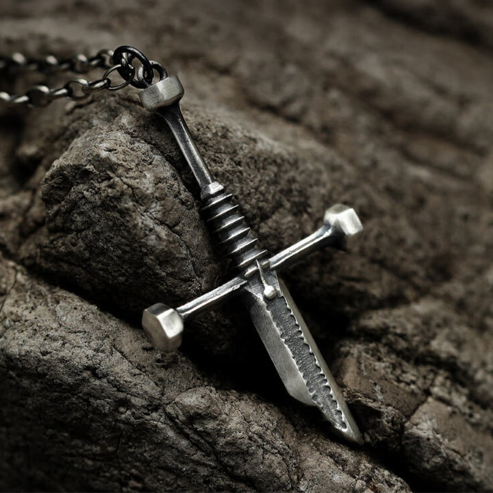 Collana con croce e spada spezzata in argento sterling 999 Christianartworkshop : una dichiarazione audace di resilienza e stile - Argento Sterling 999 - image 0