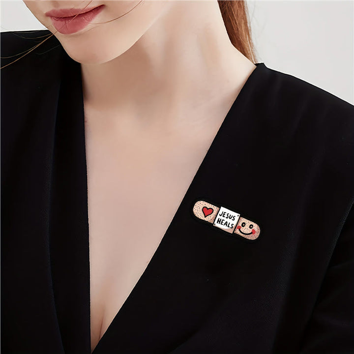 Spilla a forma di cuore in acrilico "Gesù guarisce" Christianartworkshop : un simbolo di fede e conforto - image 1