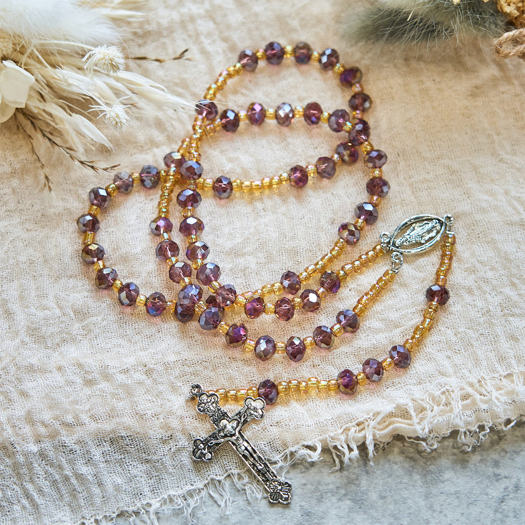 Christianartworkshop Crocifisso fatto a mano in cristallo viola e vetro Rosario della Madonna con perline della Divina Grazia - image 1