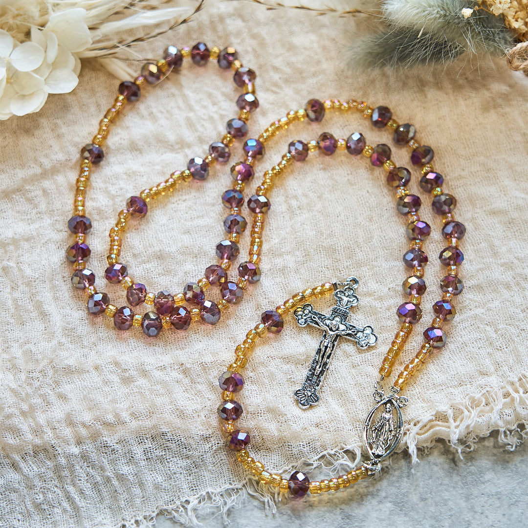 Christianartworkshop Crocifisso fatto a mano in cristallo viola e vetro Rosario della Madonna con perline della Divina Grazia - image 2