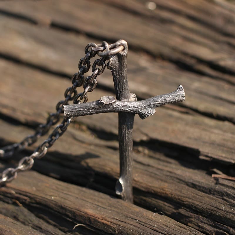 Collana con croce moderna e minimalista in argento sterling 925 Christianartworkshop : un omaggio alla fede cruda - image 1