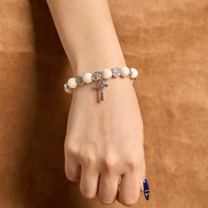 Bracciale con crocifisso di perline bianche Christianartworkshop : un elegante simbolo di devozione - image 1