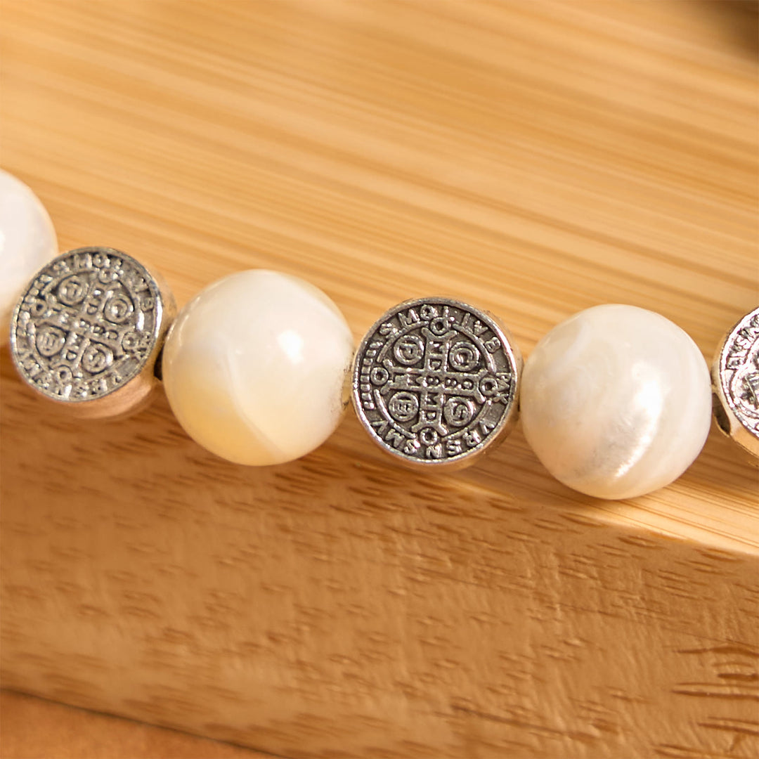 Bracciale con crocifisso di perline bianche Christianartworkshop : un elegante simbolo di devozione - image 6